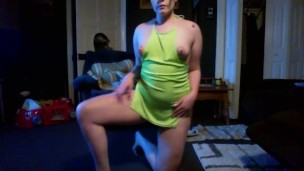 Brunette MILF cam model with some HOT BUNS